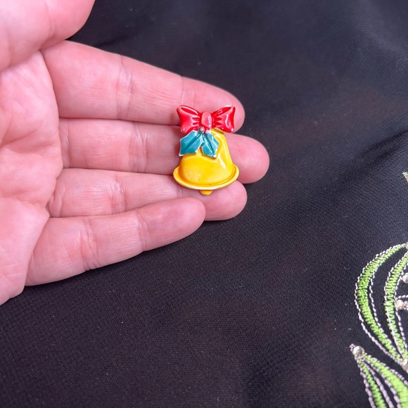 JONETTE JEWELRY VTG Cute Painted Christmas Bell Brooch. - Picture 4 of 5